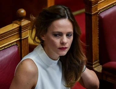 Υπουργείο Εργασίας: «Δεν έχει 21 κινητά η Ε.Αχτσιόγλου»